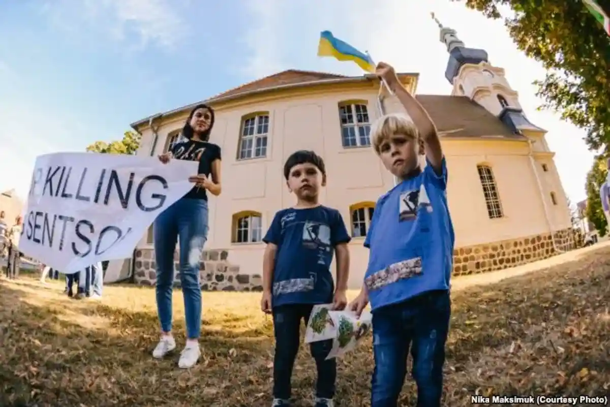 Участники пикета требуют освободить Олега Сенцова. Фото: Радио Свобода