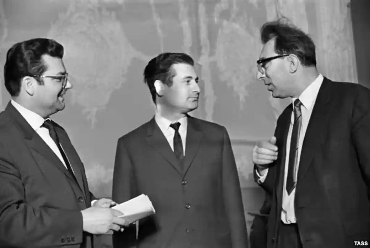 Альфред Шнитке (в центре) беседует с гостями из ГДР, 1968. Фото: Радио Свобода