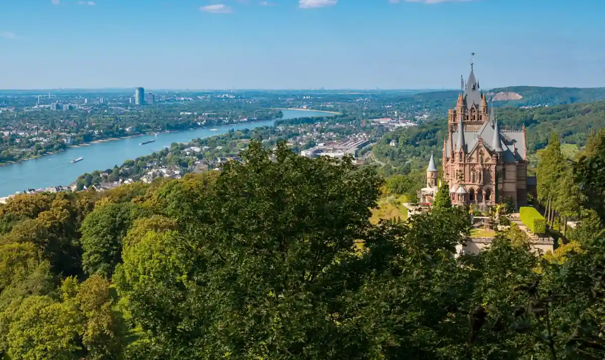Две самых популярных достопримечательности района Рейн-Зиг: вид на замок Драхенбург с Драконьей Скалы. Фото: shutterstock.com