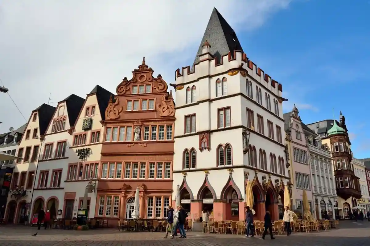 Красный Дом в городе Трир, Германия. Фото: Alizada Studios / shutterstock.com