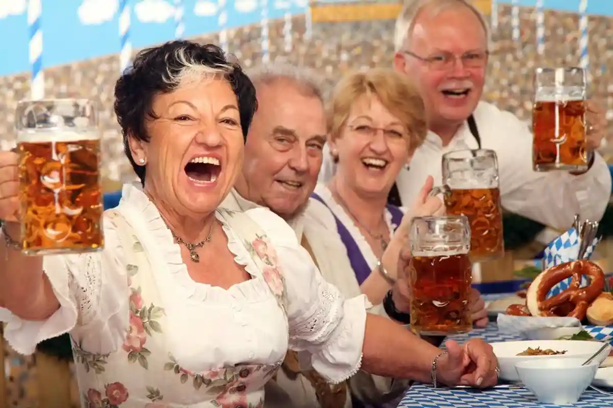 немцы пьют пиво в баре