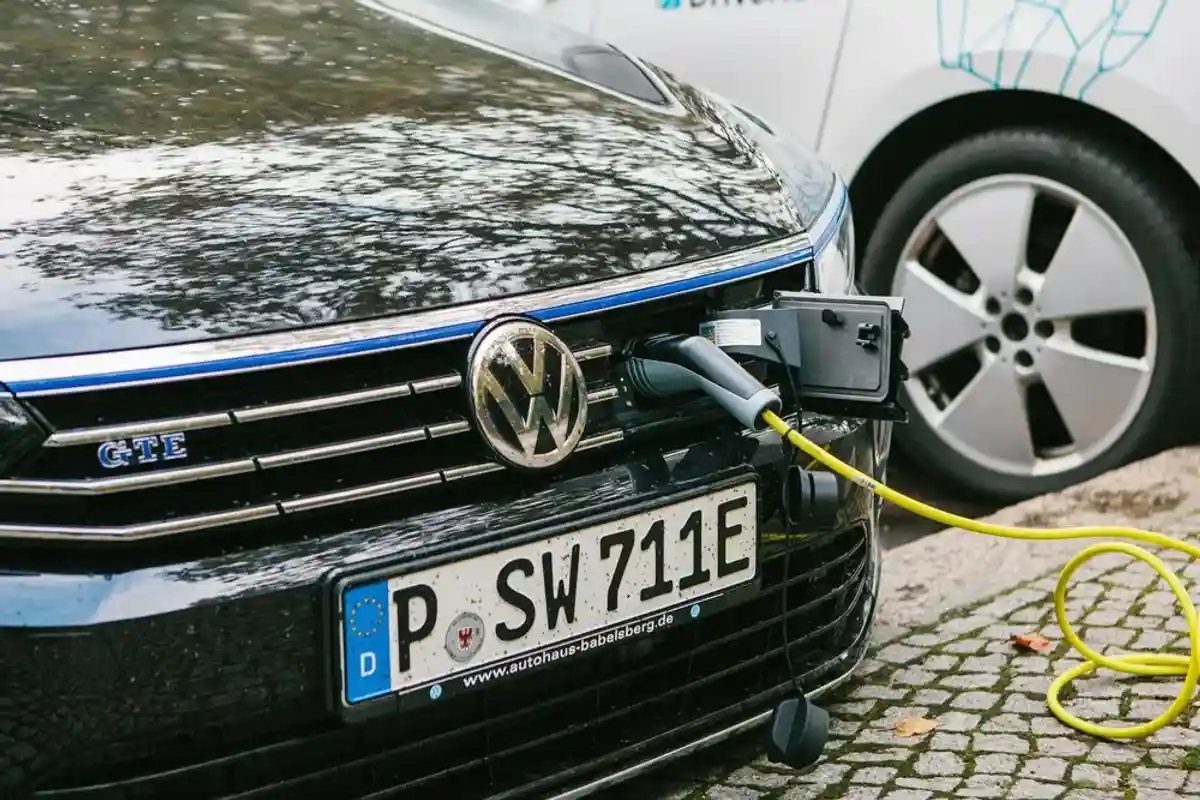 Volkswagen может отозвать 124 тыс. электромобилей из-за канцерогенного металла фото 1