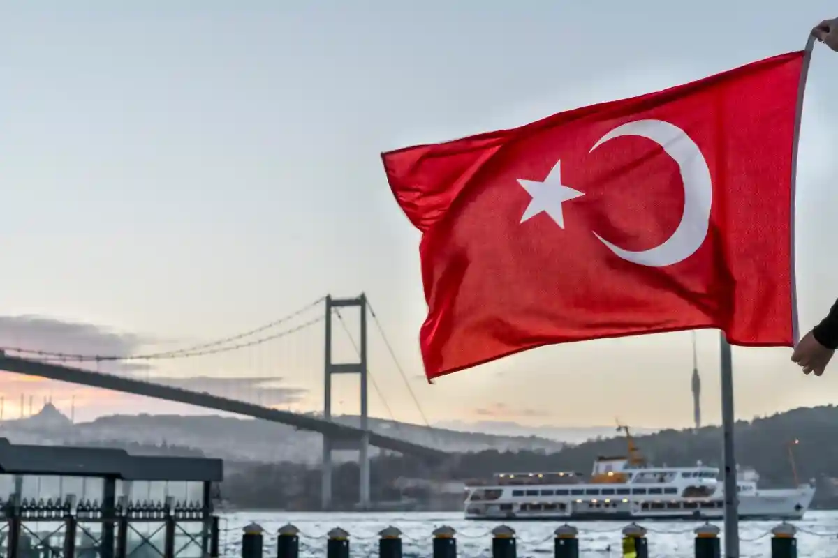 Флаг Турции. Фото: Tekkol / Shutterstock.com