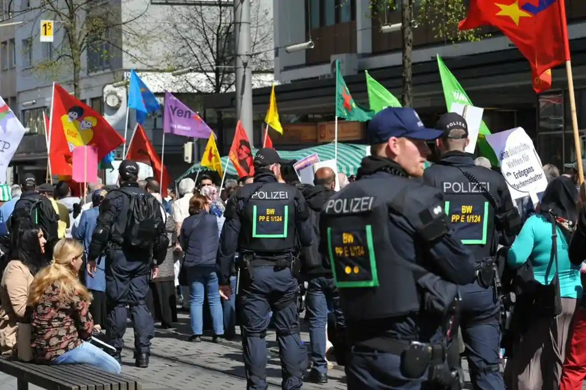 Как должны действовать немецкие полицейские во время митингов? фото 1