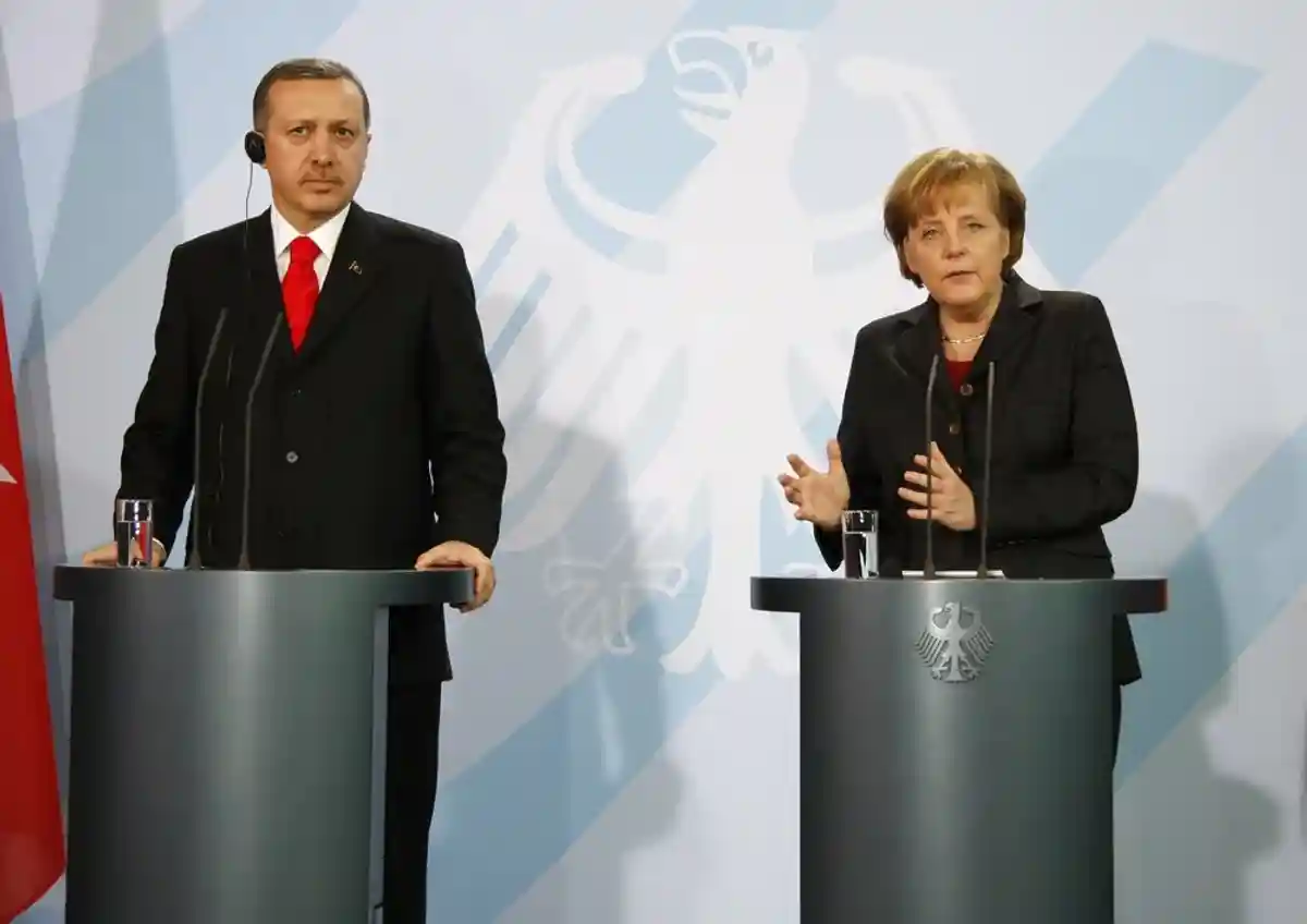 Меркель не сядет за один стол с президентом Турции фото 1