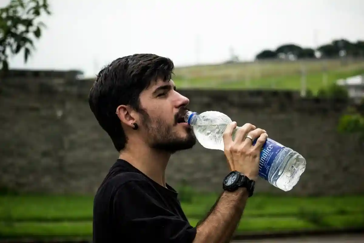 Нужно меньше покупать воду в бутылках. Фото: Maurício Mascaro / pexels.com