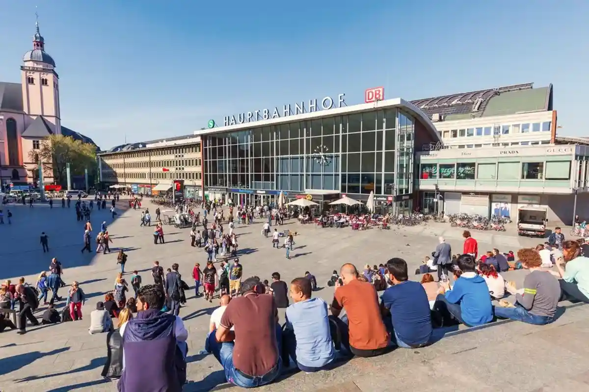 Беженец, захвативший вокзал в Кёльне, 13 раз нарушал законы Германии фото 1