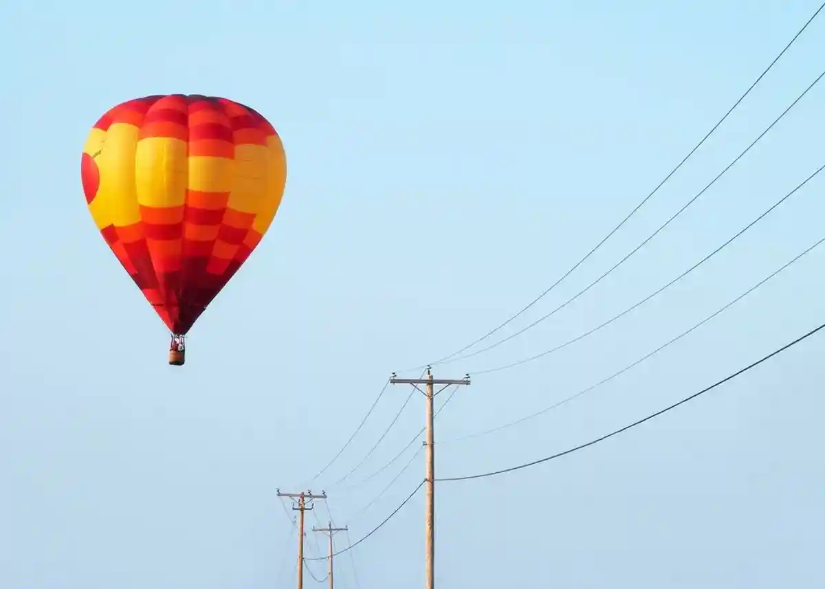Полетали: вблизи Эссена воздушный шар врезался в линию электропередач фото 1