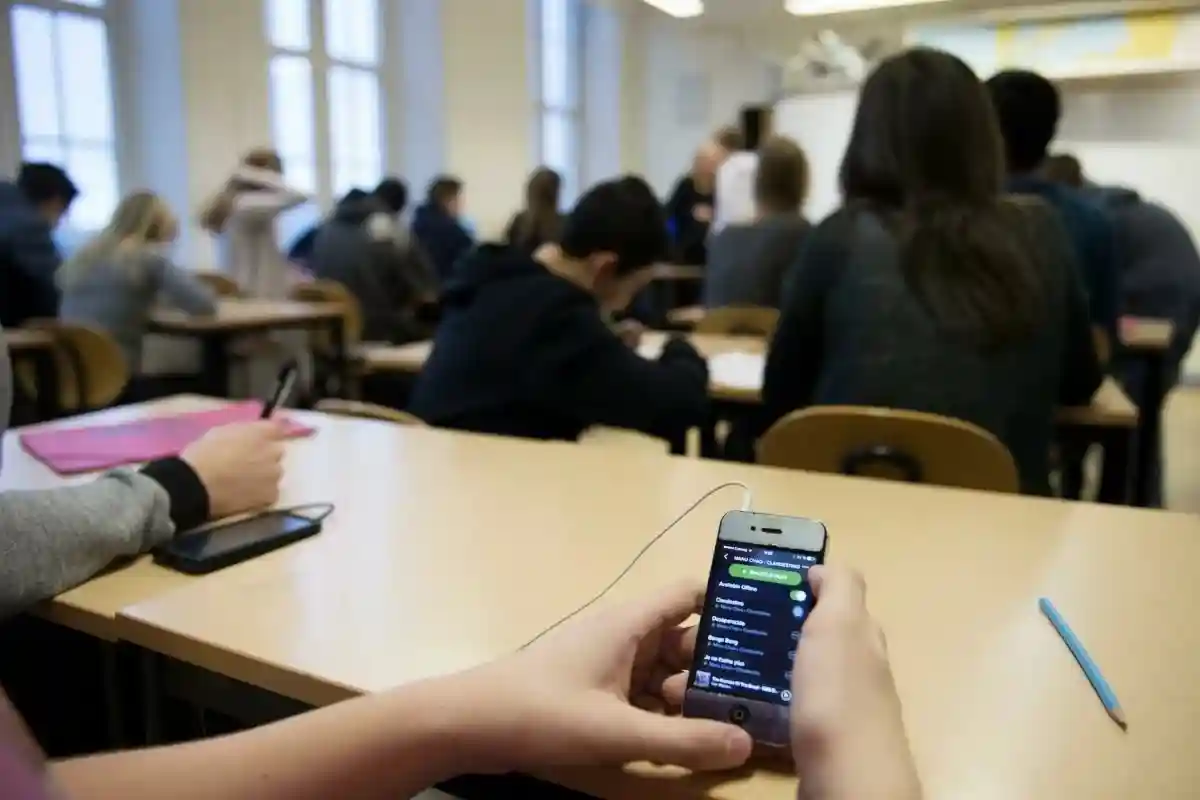 Запрет мобильных в школах Германии. Фото: Obozrevatell / twitter.com