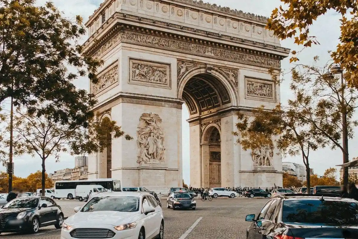Париж разрешает жителям голосовать за будущее э-скутеров