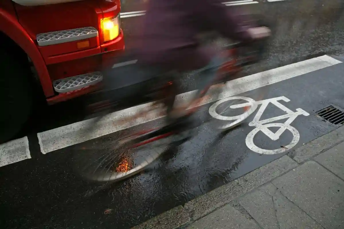 В Германии тестируют новую систему защиты велосипедистов на дорогах фото 1
