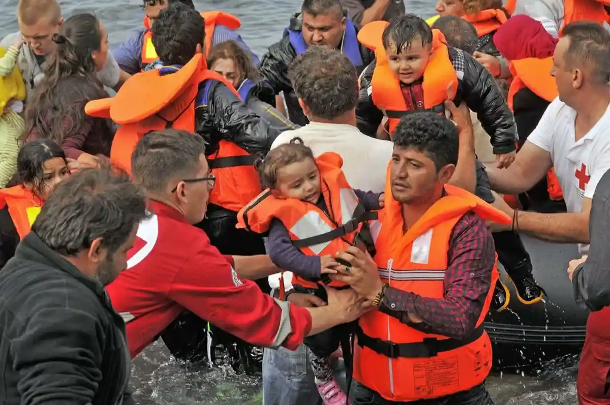 В этом году через Средиземное море в ЕС прибыло более 100 тыс. беженцев фото 1