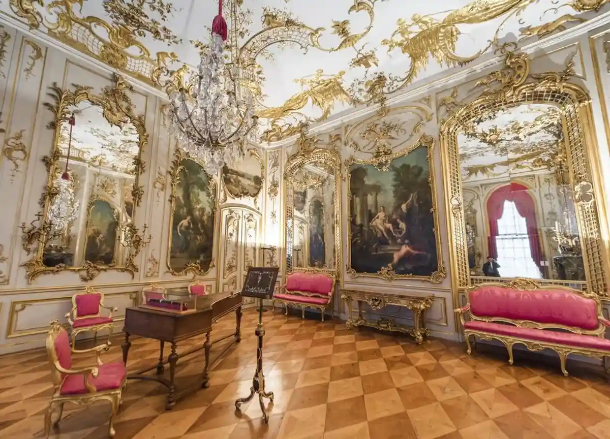 Зал дворца Сан-Суси в Потсдаме, Германия. Фото: Yuri Turkov / shutterstock.com