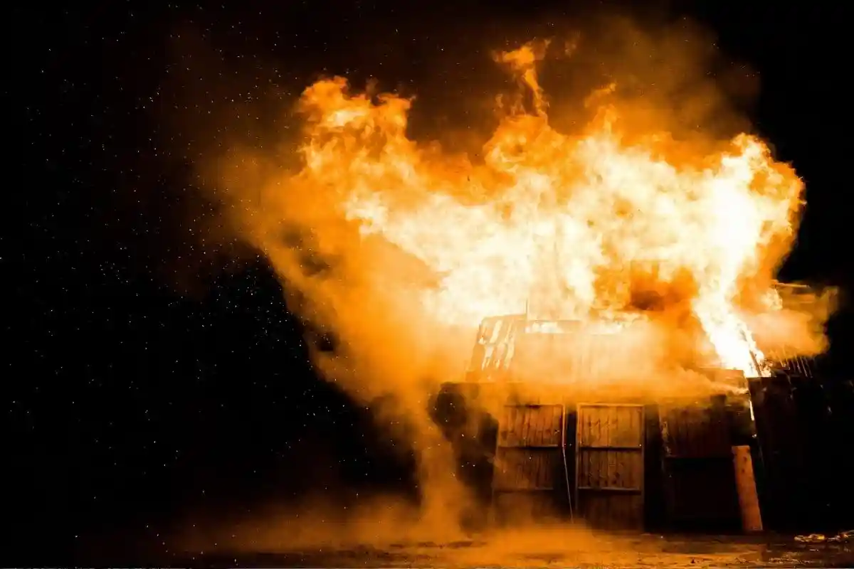 Взрыв пиротехники в Гессене. Фото: Stephen Radford / unsplash.com