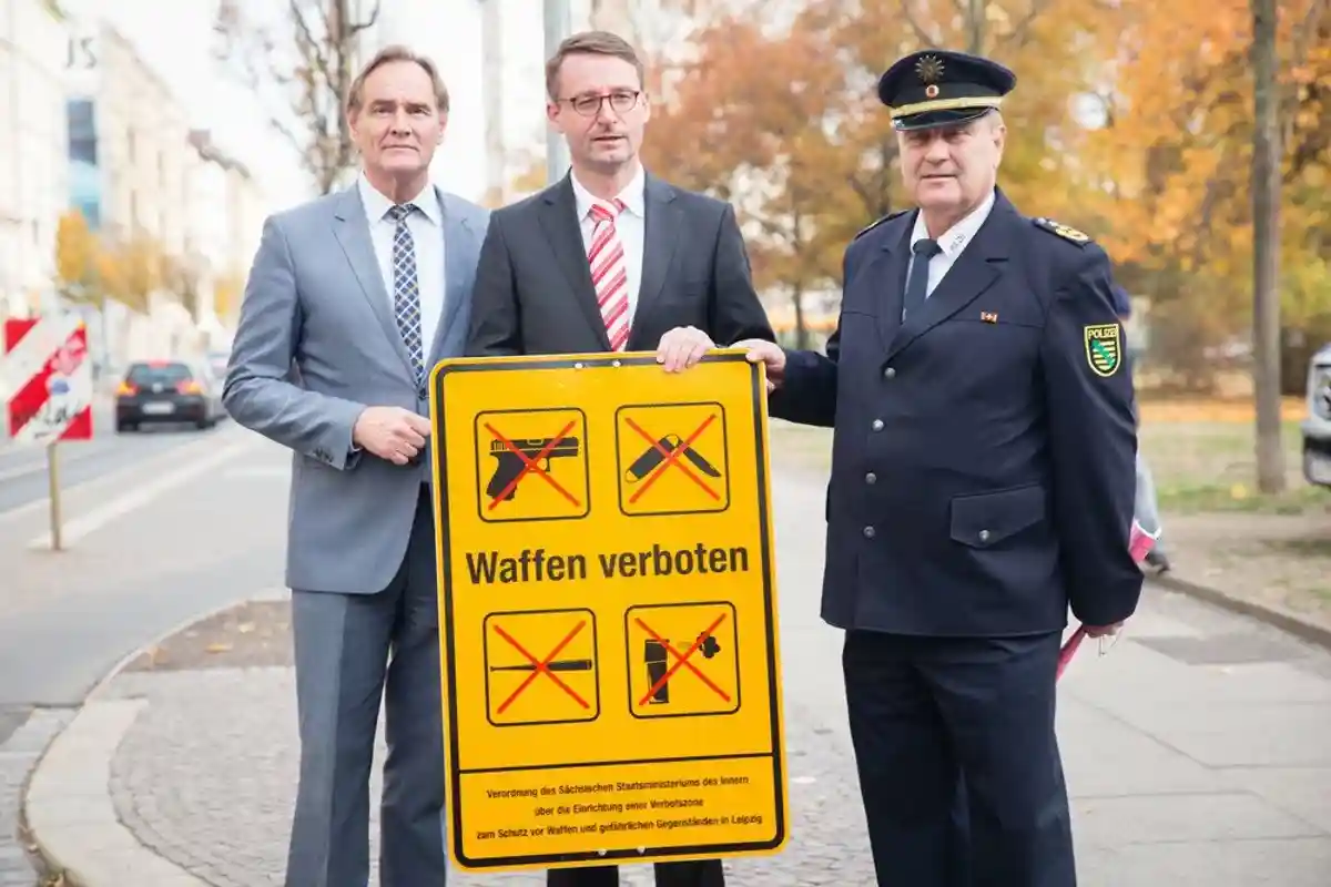 Так выглядит знак зоны запрета оружия в Лейнциге. Фото: polizei.sachsen.de