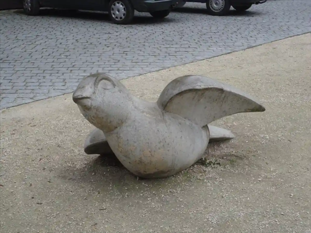 Эта скульптура с купающимися воробьями находится недалеко от Ульмского собора. Бетонные 