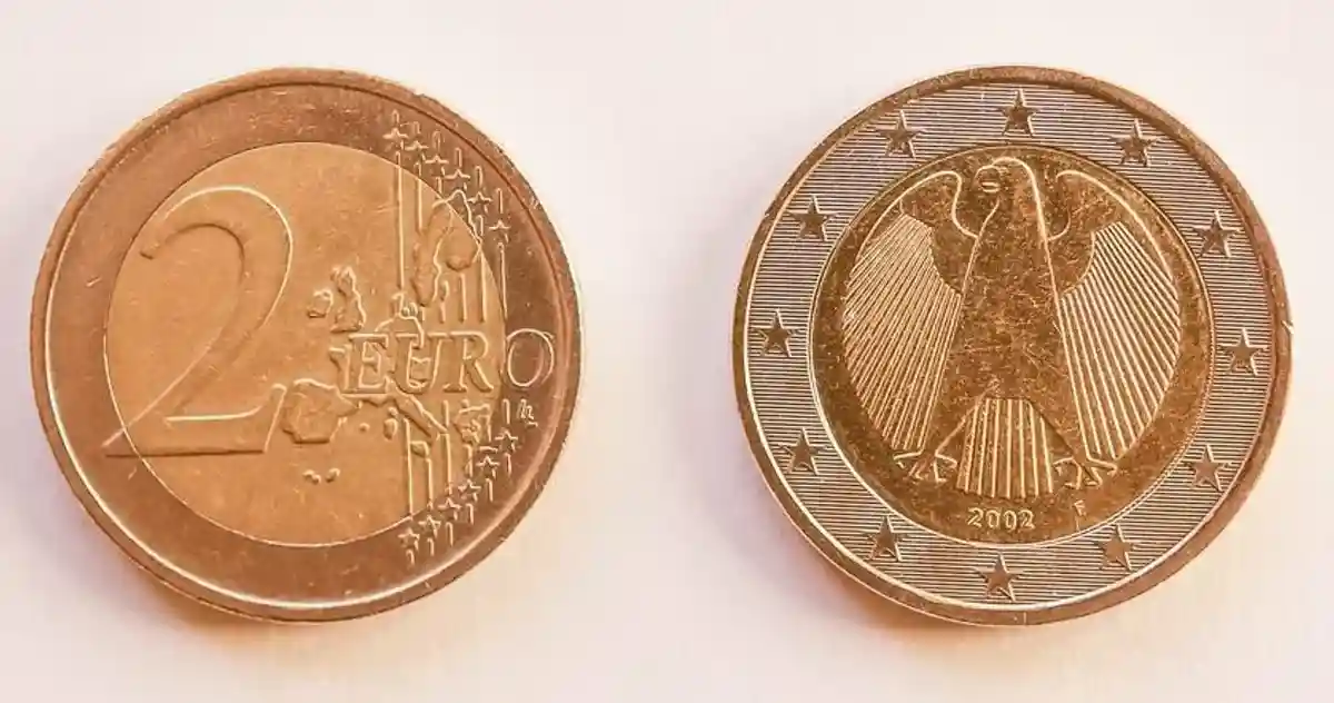 Присматривайтесь и запоминайте: так выглядит монета достоинством в 2 евро немецкой чеканки. Фото: shutterstock.com