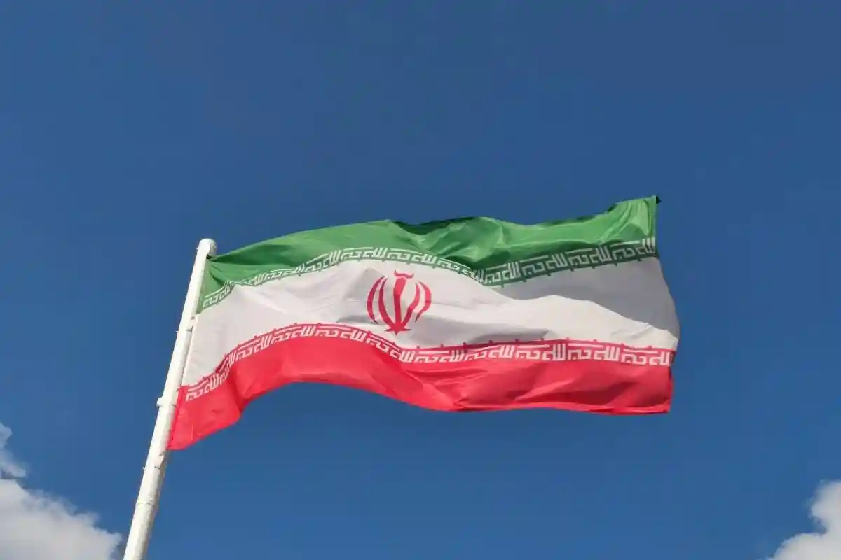 Флаг Ирана. Фото: Anna Tis / pexels.com