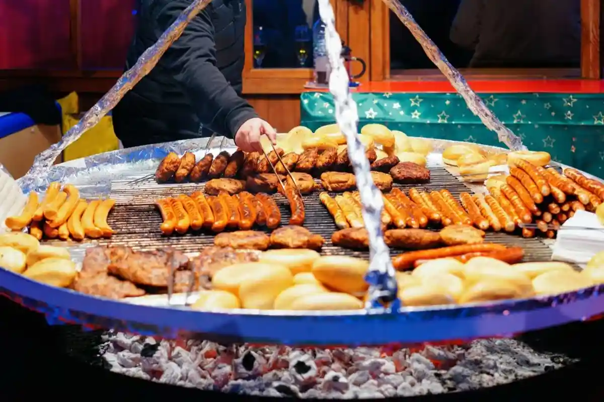 В последнее время на немецких рождественских базарах стали делать открытые кухни - чтобы гости полюбовались кулинарным шоу и были уверены в качестве еды. Фото: shutterstock.com