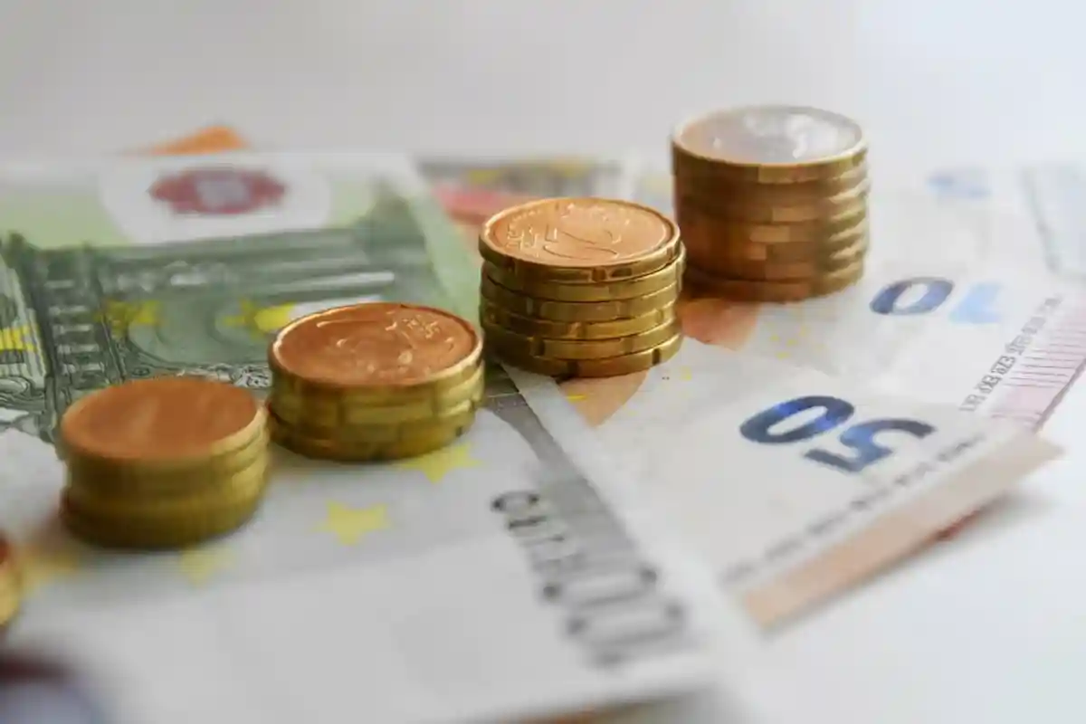 Бумажные деньги в евро и монеты