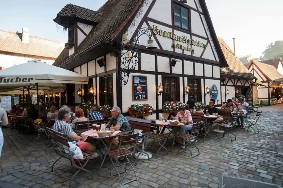 Немцы едят на улице