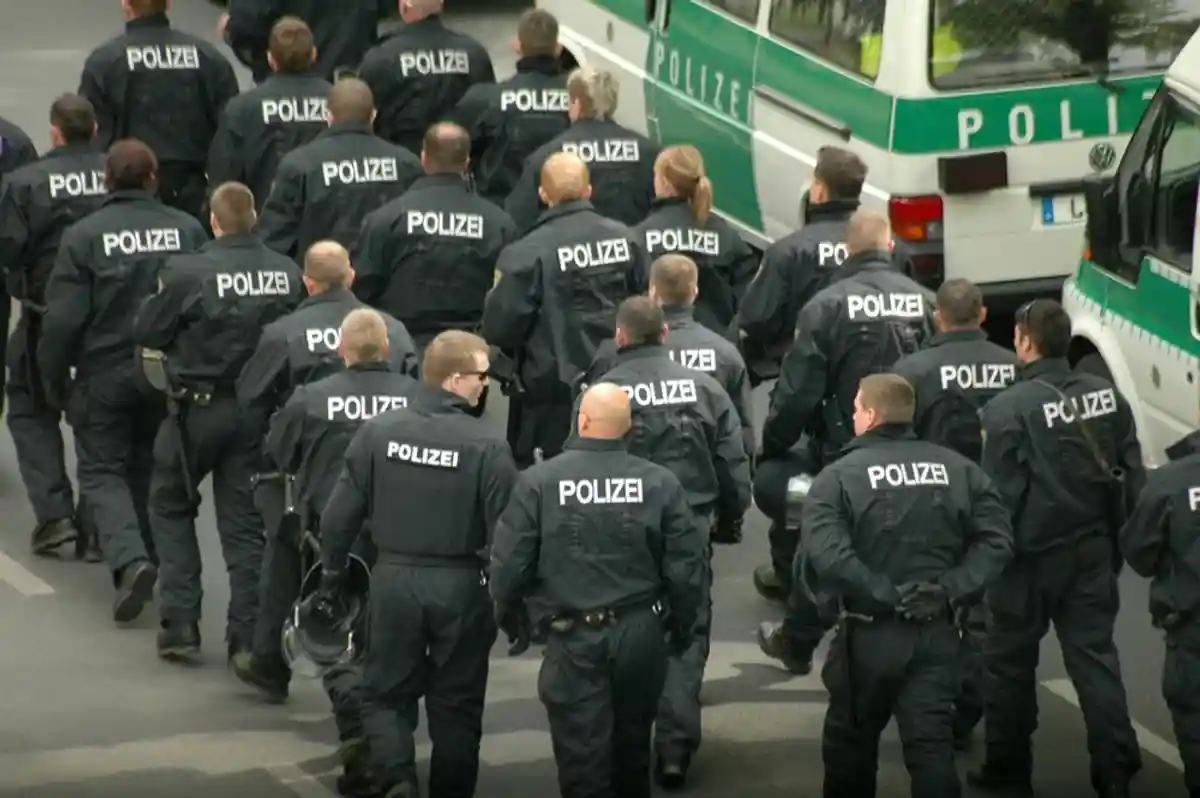 Полиция Берлина идёт по городу