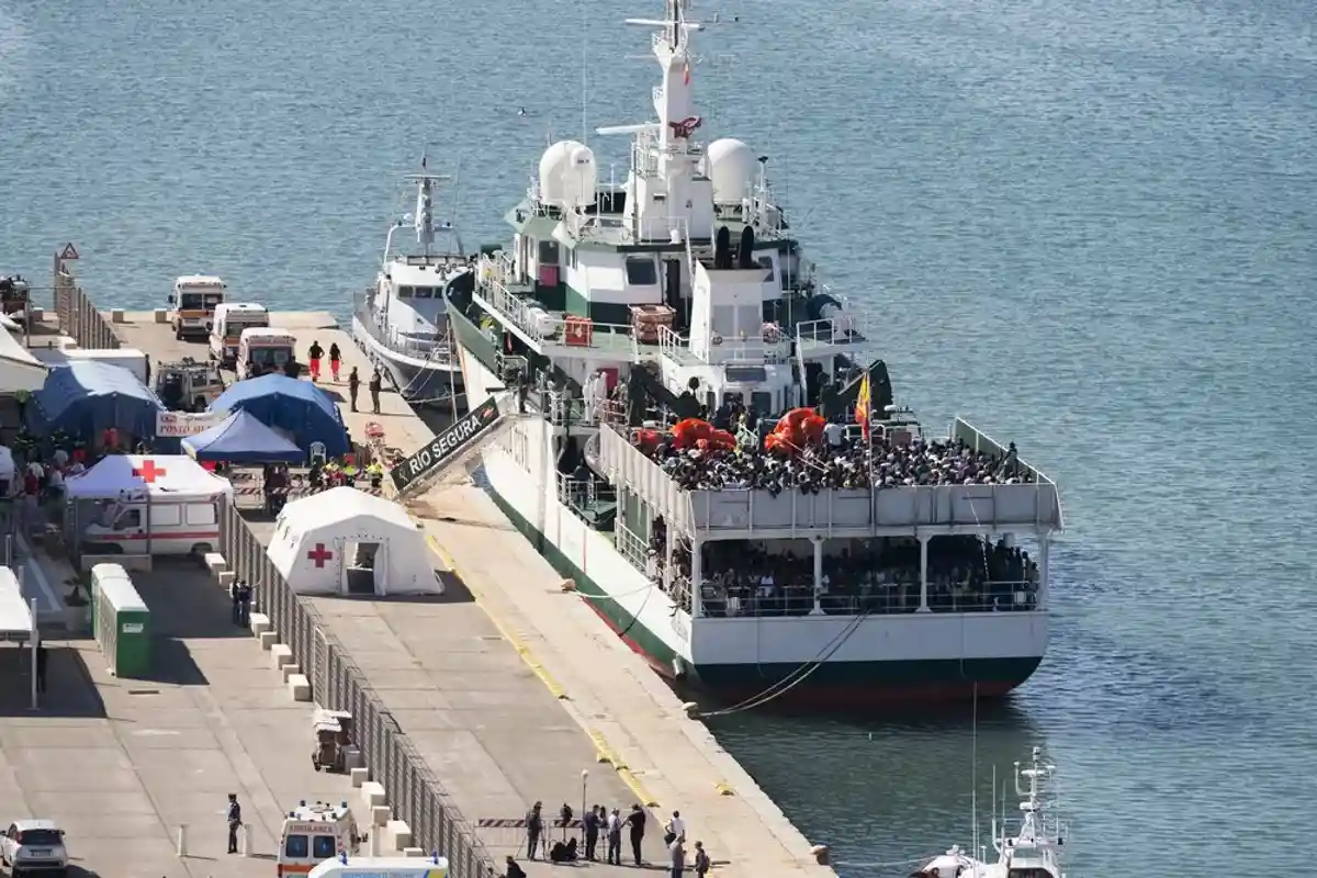 Корабль с беженцами