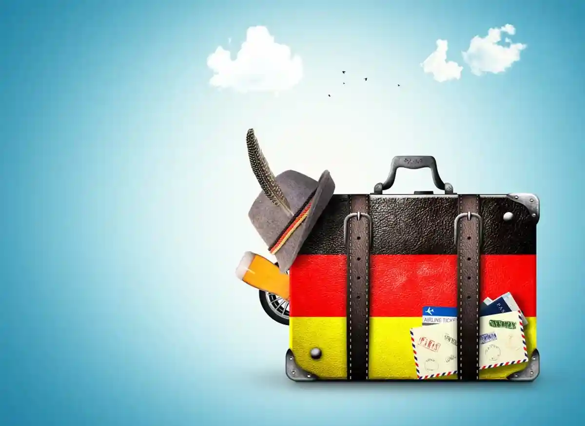 чемодан путешественника с вещами
