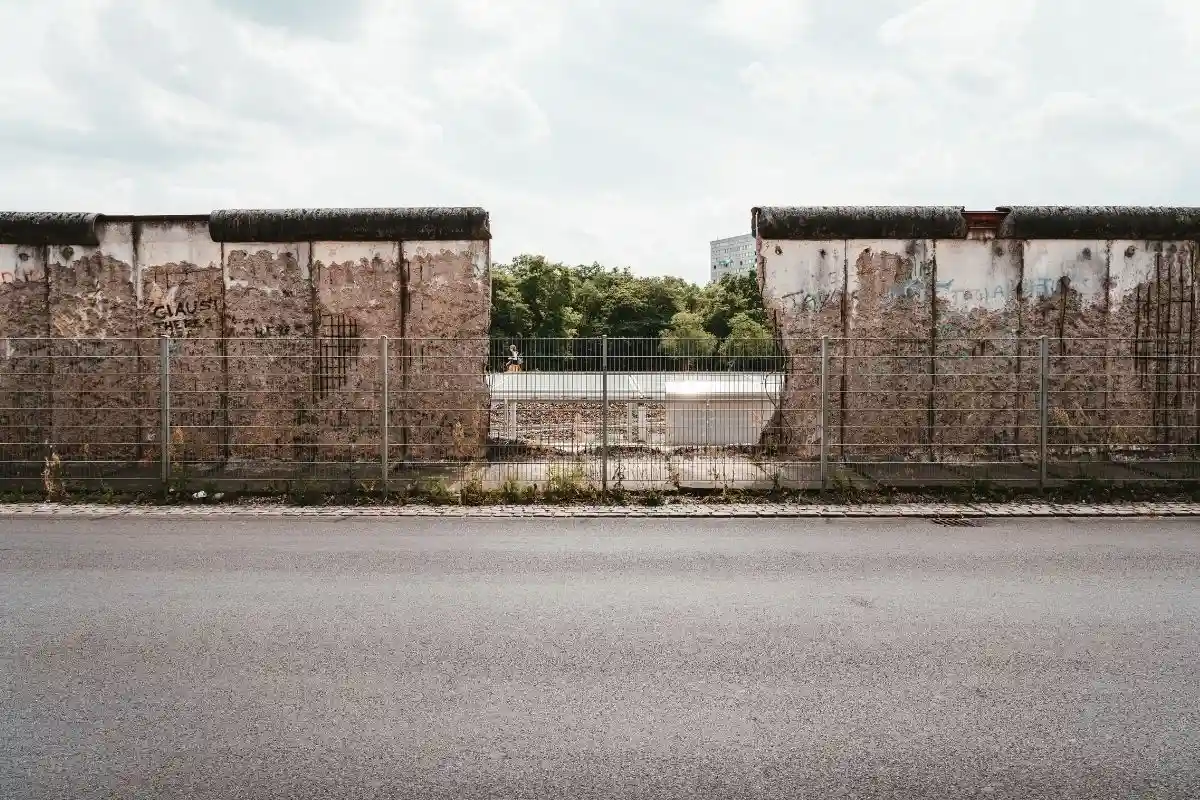Берлинская стена. Фото: Claudio Schwarz / unsplash.com