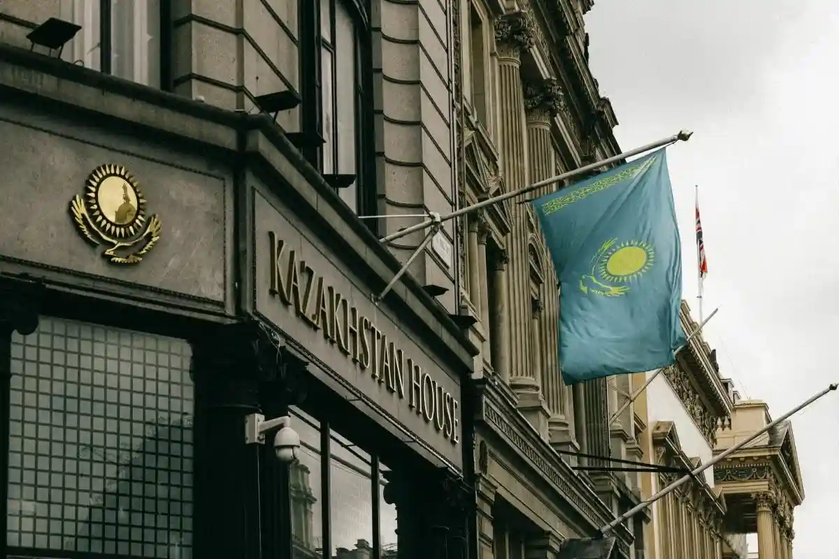 Флаг Казахстана. Фото: Yelena Odintsova / pexels.com