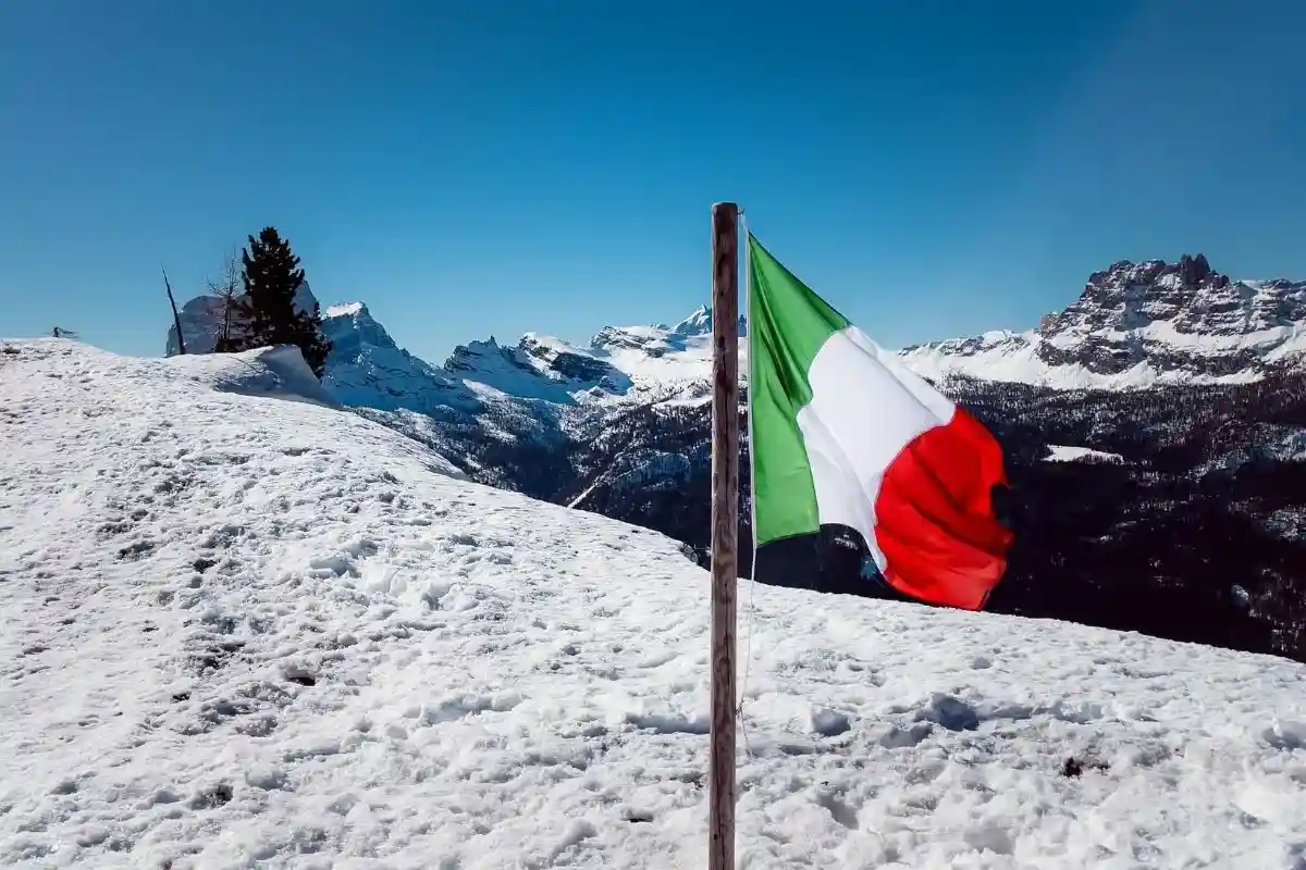 Итальянский флаг. Фото: Francesco La Corte / unsplash.com