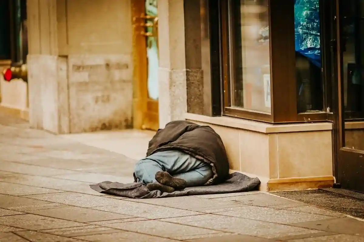Бездомный спит на улице. Фото: Jon Tyson / unsplash.com