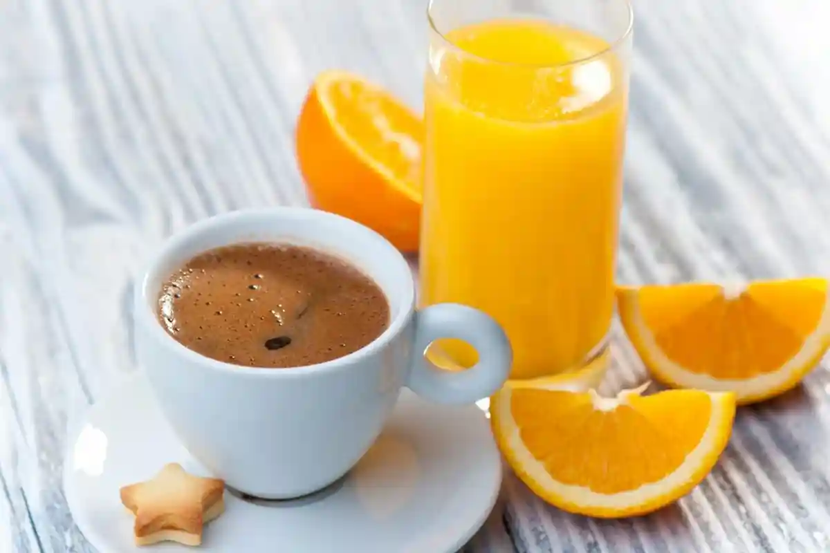 апельсиновый сок и кофе
