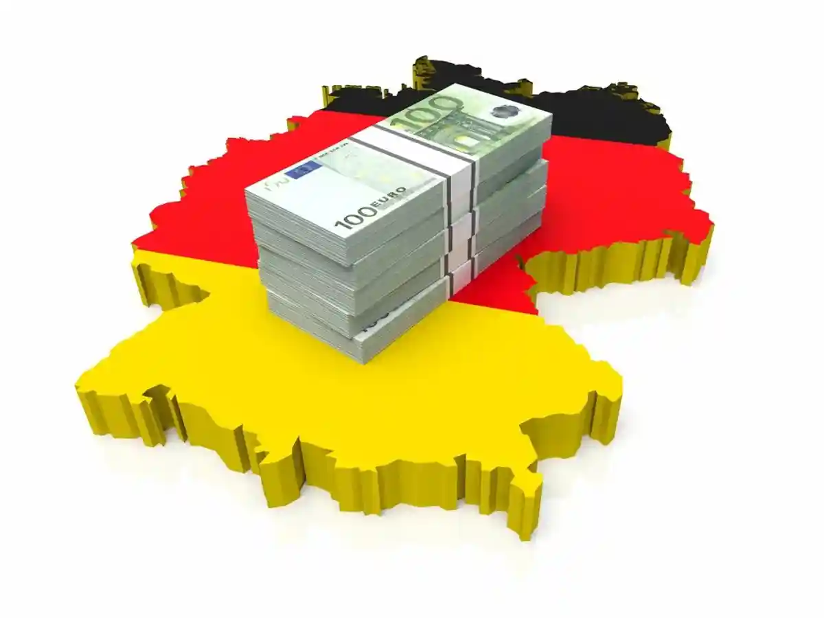 Деньги на фоне флага Германии