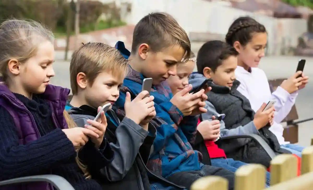 школьники со смартфонами