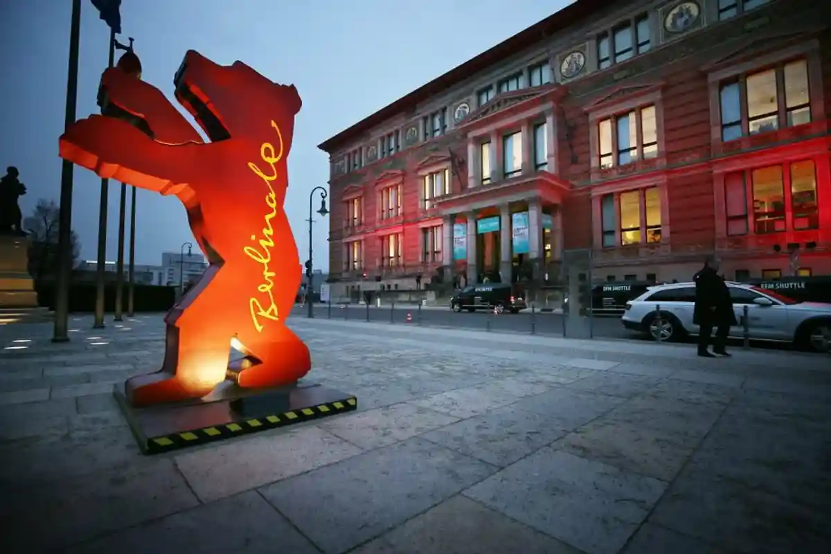 Статуя медведя на улице, надпись Berlinale
