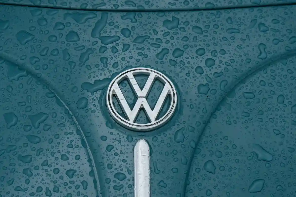 Логотип Volkswagen. Фото: Julian Hochgesang / unsplash.com