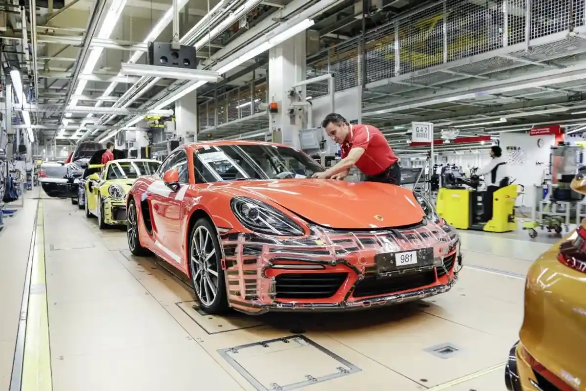Каждый сотрудник Porsche в Германии получит по 10 тысяч фото 1