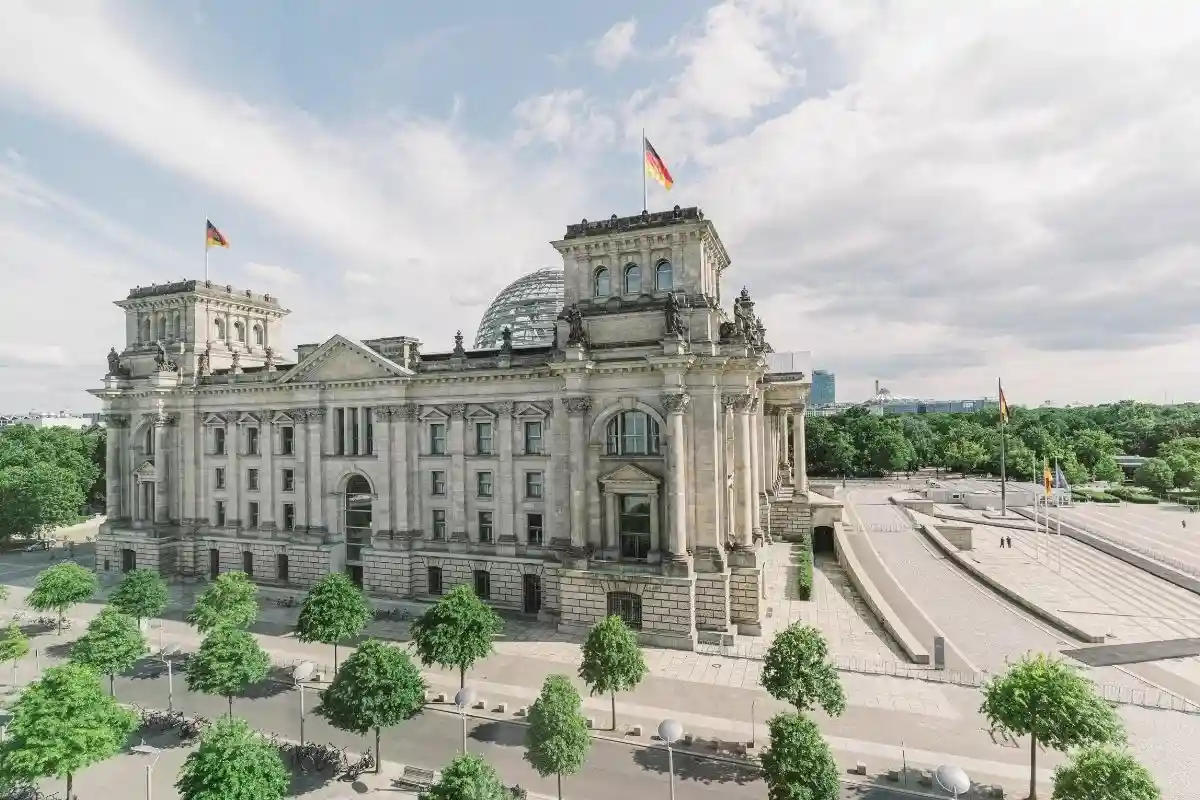 Здания немецкого парламента. Фото: Fionn Große / unsplash.com