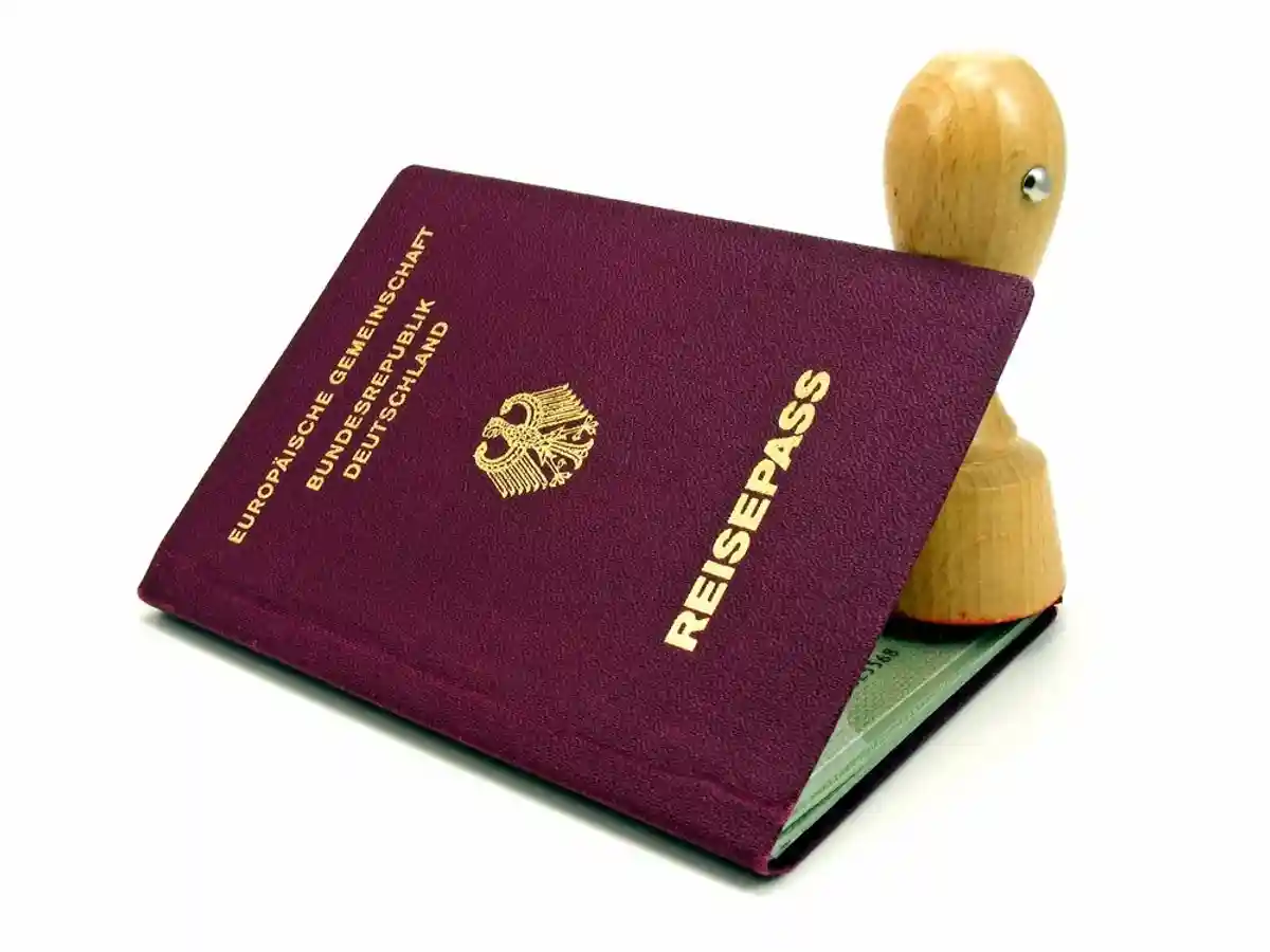 Немецкий паспорт. Фото: shutterstock.com