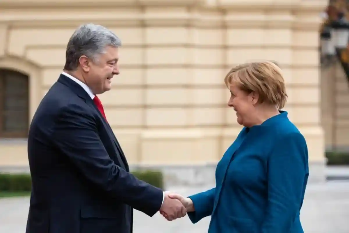 Встреча Порошенко и Меркель. Фото: shutterstock.com