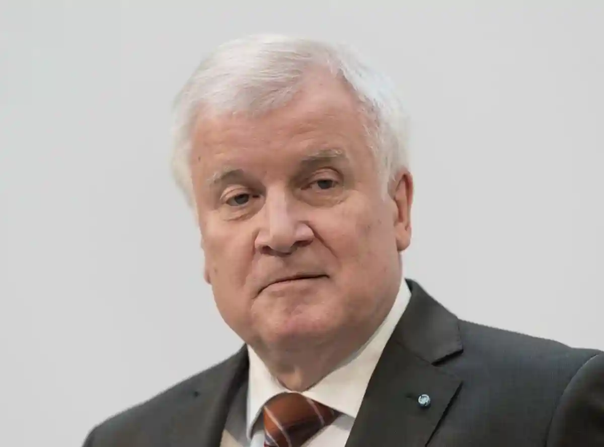 министр Хорст Зеехофер