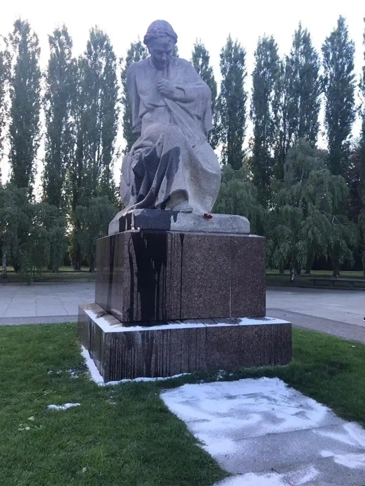 Так выглядит монумент Скорбящей матери после действий хулиганов. Фото: Facebook посольства РФ в Германии