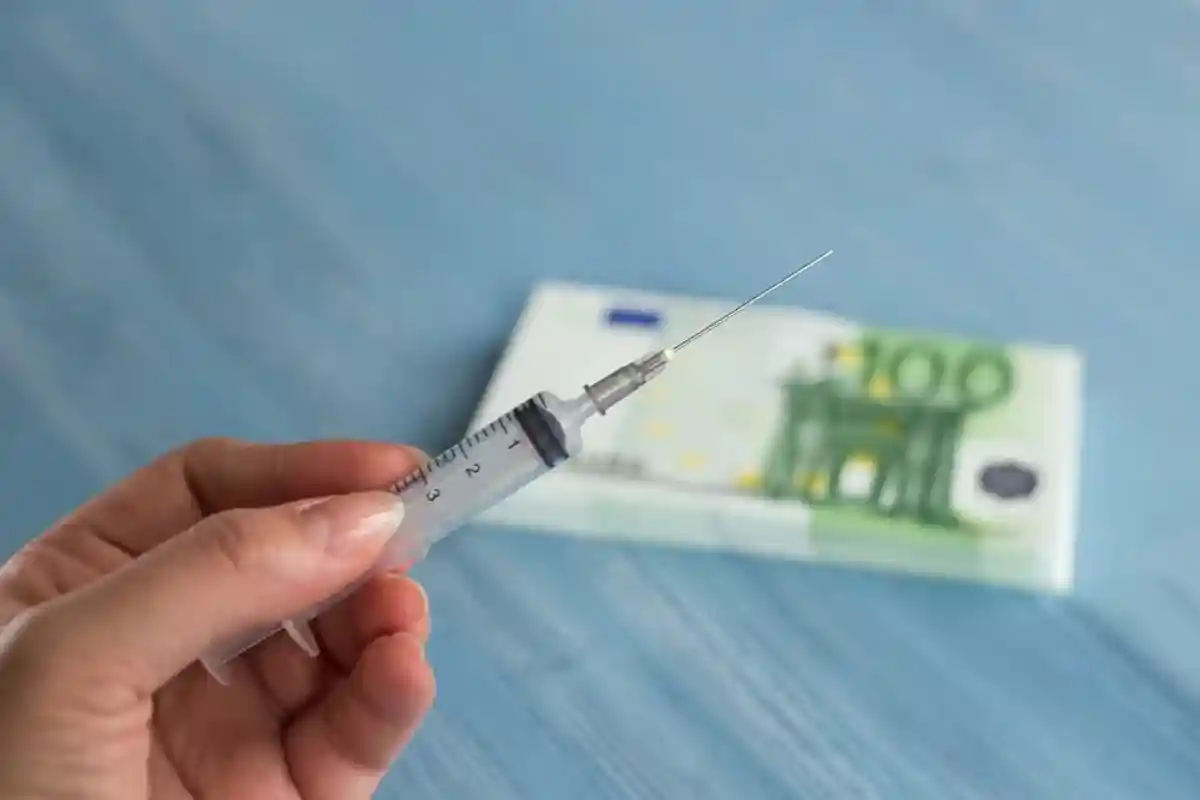 вакцина шприц евро деньги
