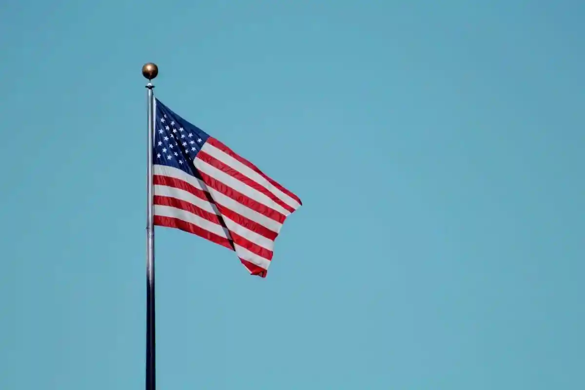 Американский флаг. Фото: Joshua Hoehne / unsplash.com