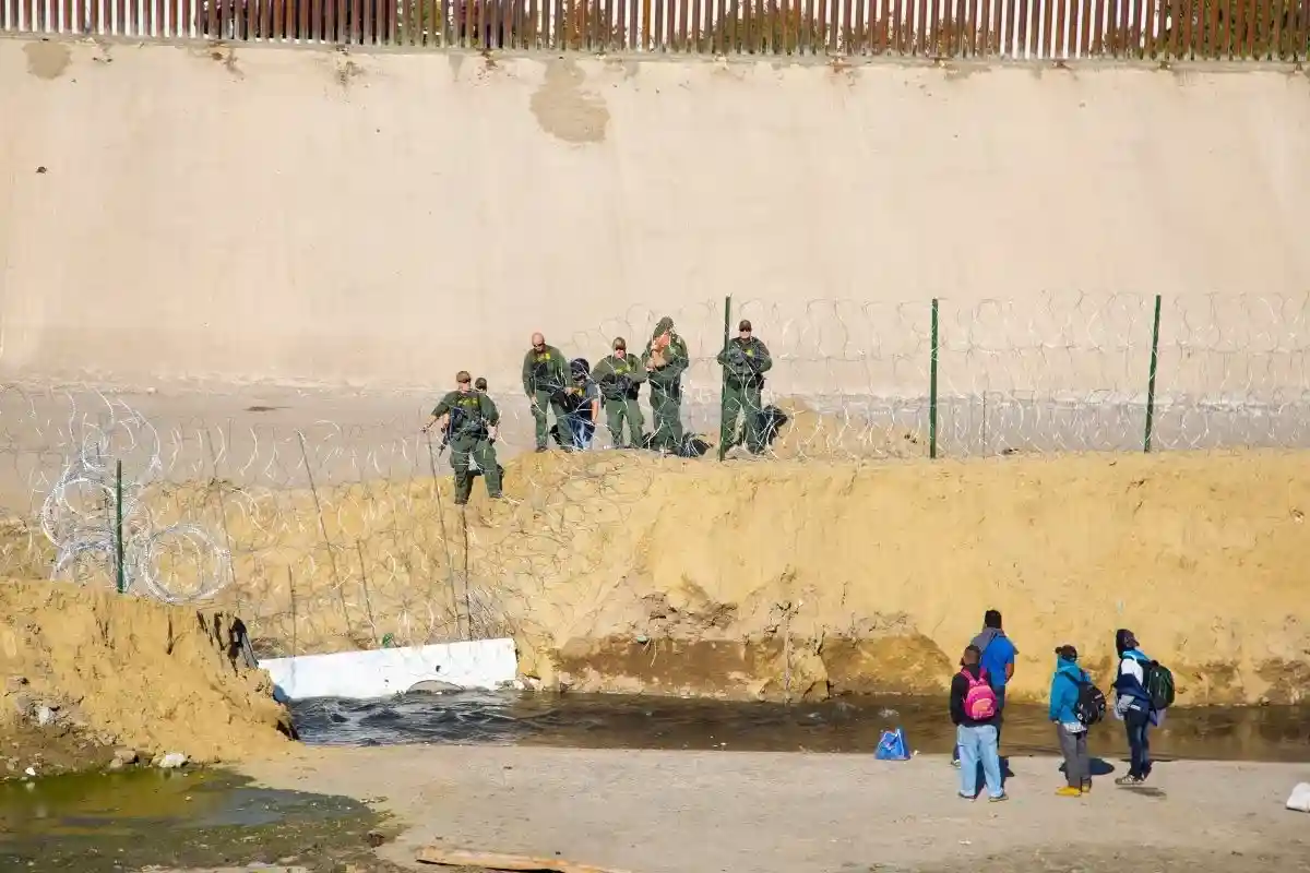 Мигранты у границы. Фото: humberto chavez / unsplash.com