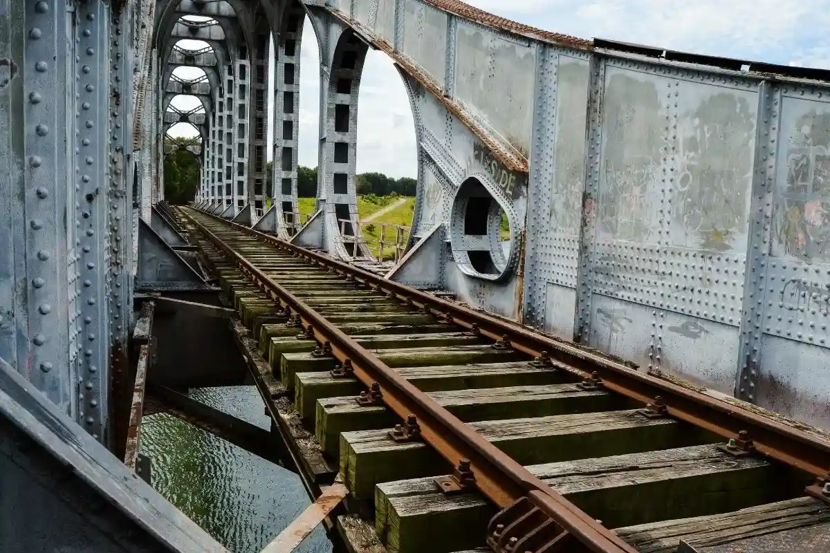 Железнодорожный мост. Фото: Yana Vandeborne / unsplash.com 