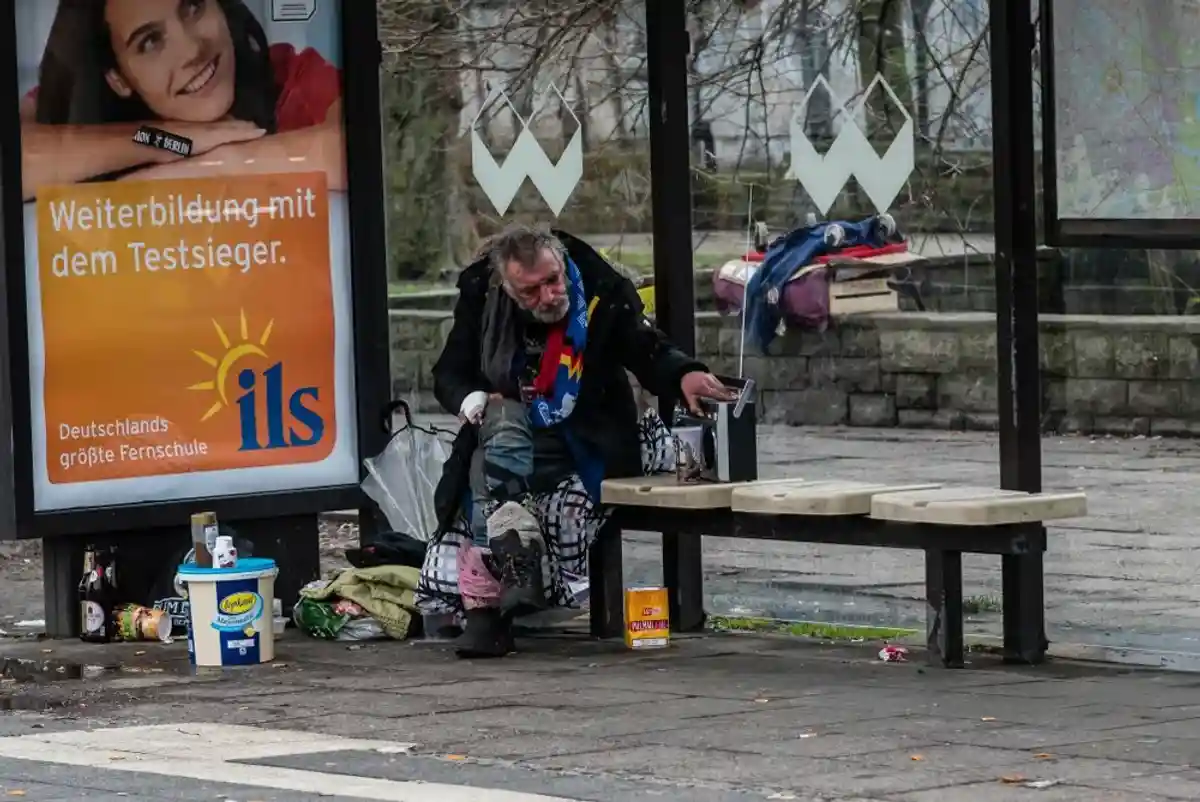 бездомный на остановке