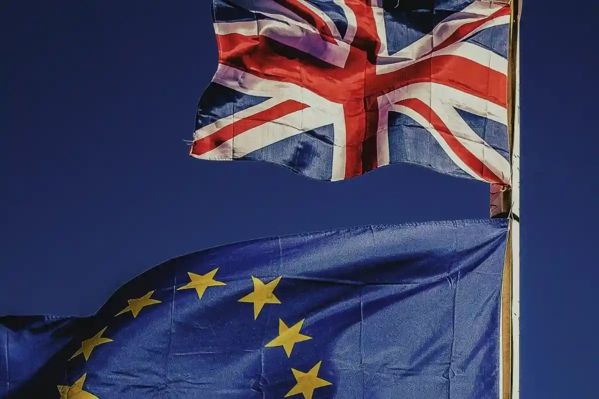 Флаги ЕС и Великобритании. Фото: Rocco Dipoppa / unsplash.com
