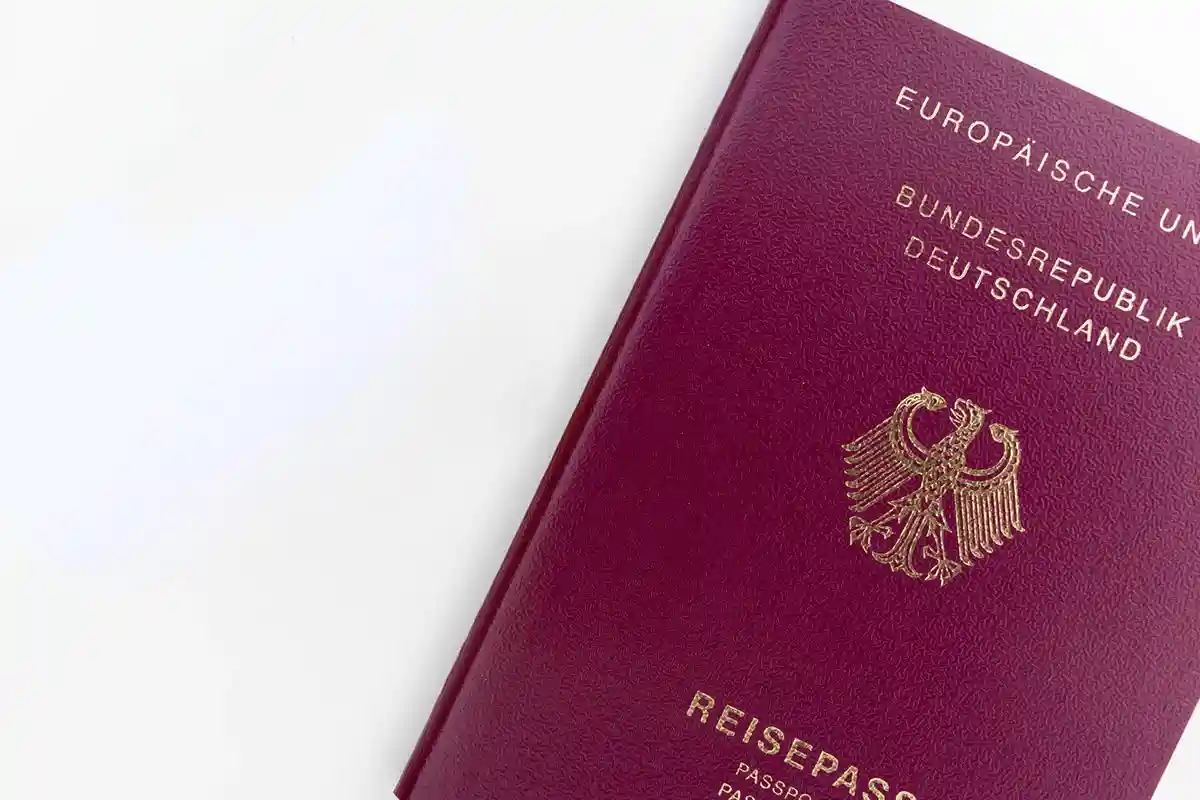 Немецкий паспорт. Фото: Markus Winkler, Unsplash.com